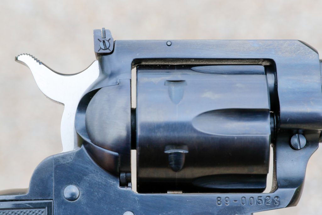 Our lead photo, above, shows cartridge rims clearly visible in back of cylinder of Ruger Blackhawk .44 Magnum, similar in configuration to the death weapon in the Baldwin shooting. Here, without opening the gun, we can clearly see that there are no cartridge rims visible. Gun is "Cold."