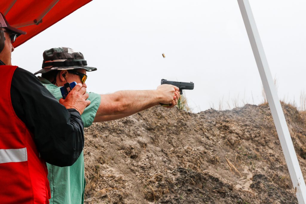 Philip Large shoots the Five To Glock stage with Glock17.